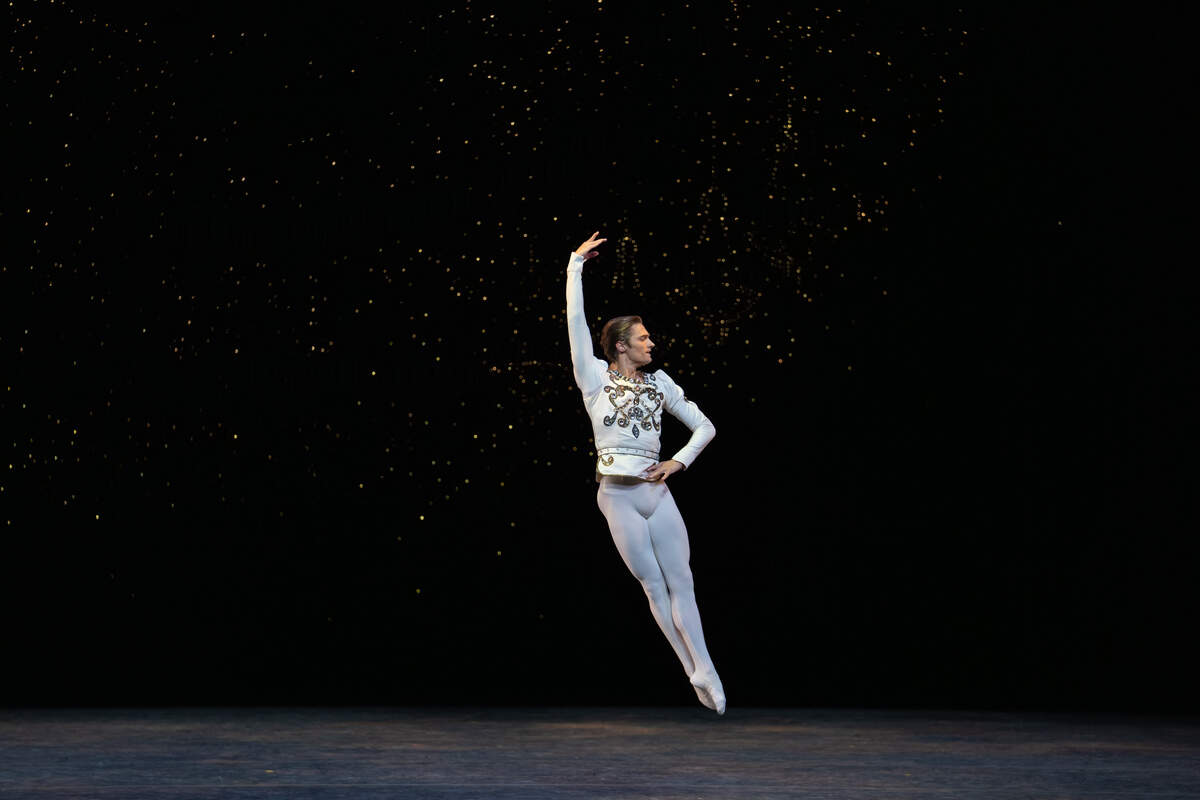 Cameron Catazaro en “Diamantes”, de “Joyas”, coreografía de George Balanchine.
