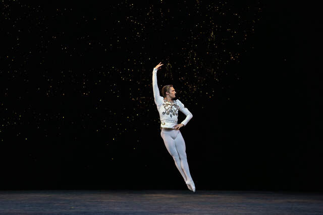 Cameron Catazaro en “Diamantes”, de “Joyas”, coreografía de George Balanchine.