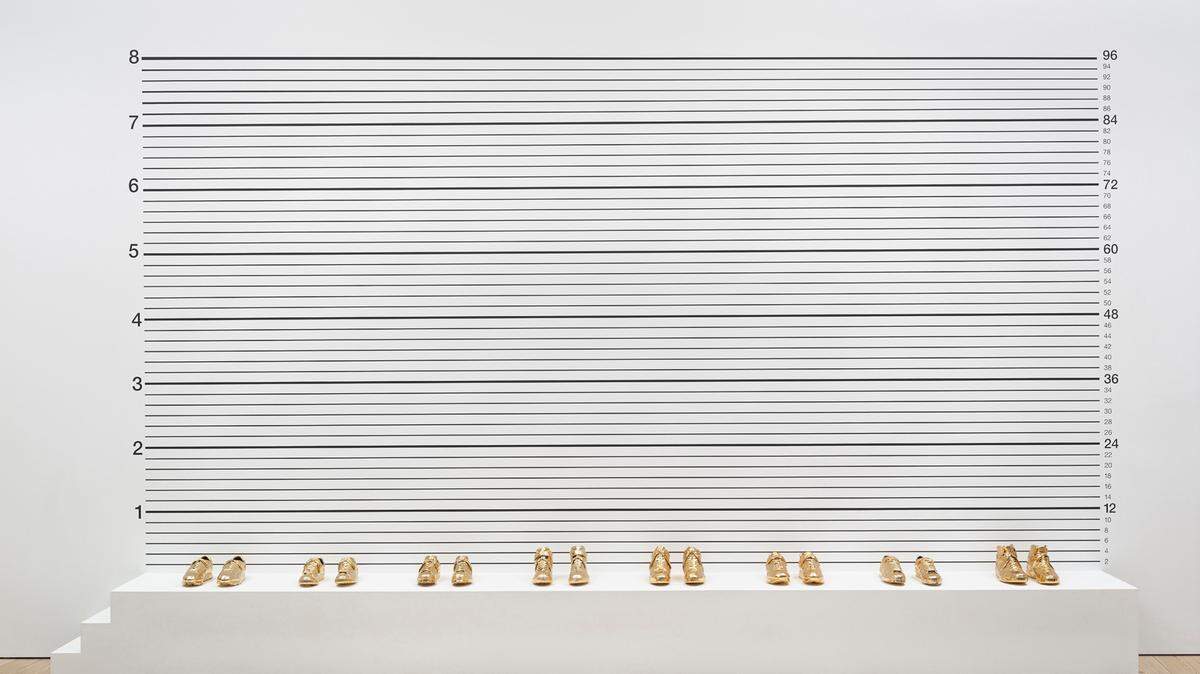 ‘Lineup’, 1993, grabado con zapatos de baloncesto chapeados en oro, 114 × 216 × 18 pulgadas. Whitney Museum of American Art, New York; comprado con fondos de Brown Foundation, Inc.