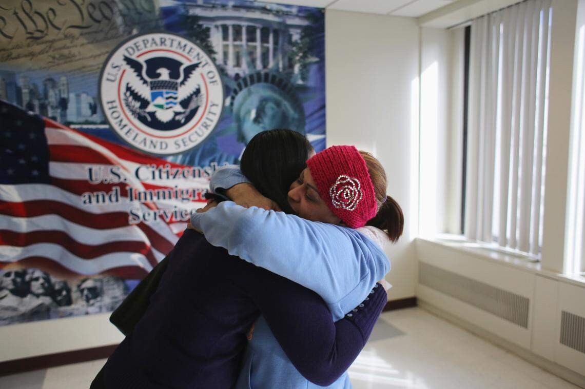 Inmigrantes en Nueva York celebran haber obtenido un documento oficial de USCIS en 2013. La agencia migratoria anunció cambios en la presentación del formulario para pedir a familiares extranjeros.