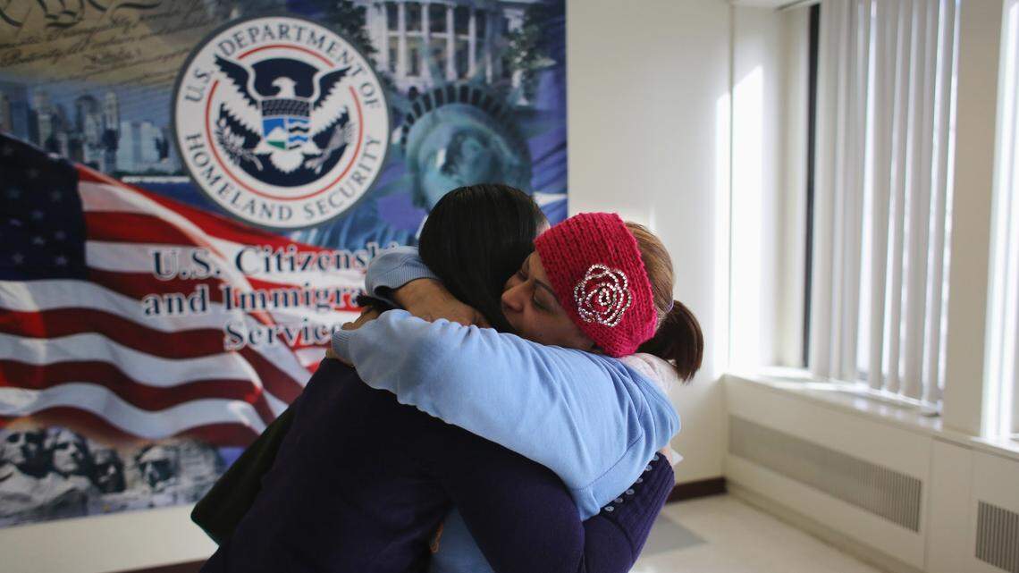 Inmigrantes en Nueva York celebran haber obtenido un documento oficial de USCIS en 2013. La agencia migratoria anunció esta semana cambios en los requisitos para solicitar la residencia permanente.