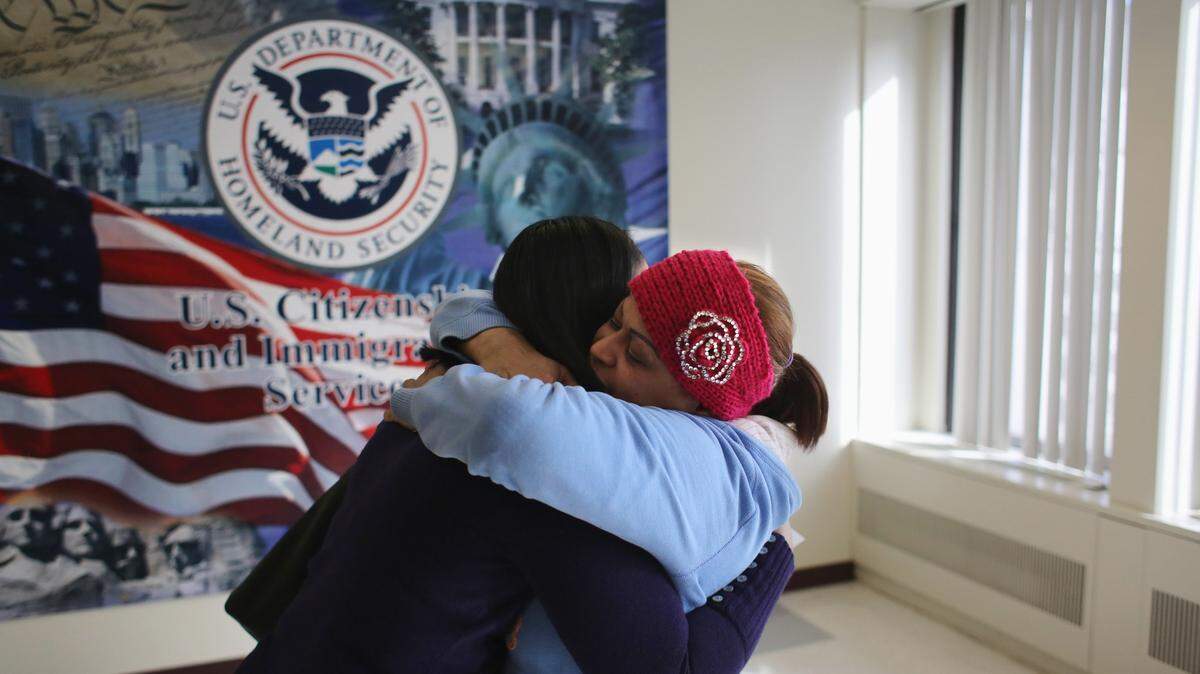 Inmigrantes celebran haber obtenido un documento oficial de USCIS en 2013. Un cambio de política de USCIS afectará las solicitudes de visas de inmigrante basadas en la familia. 