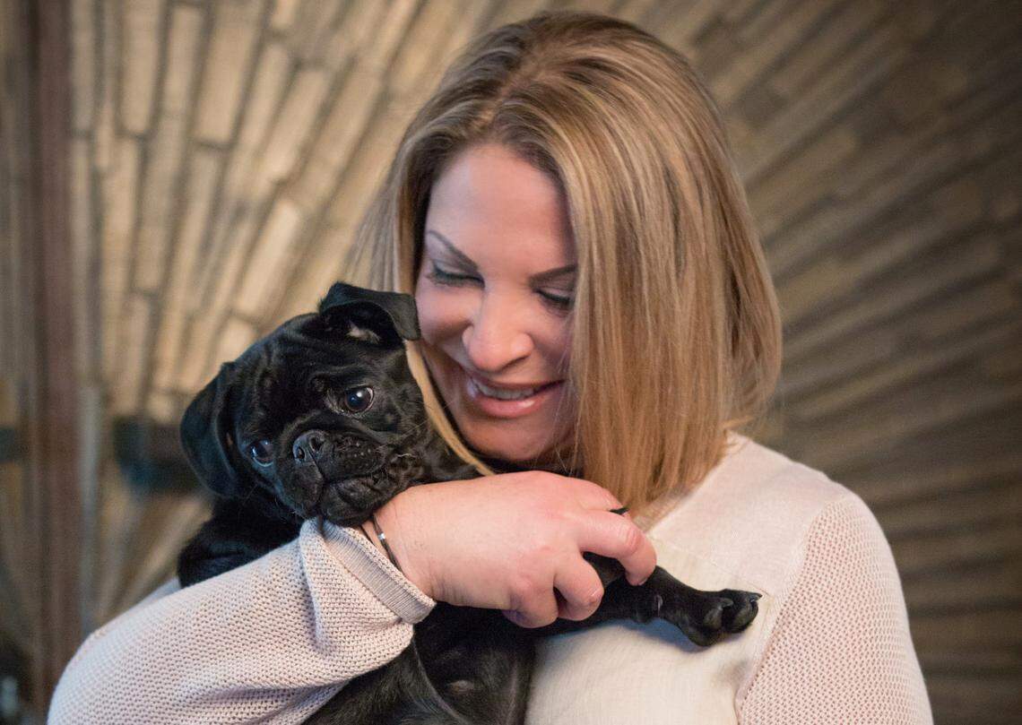 La Doctora Ana María Polo con su perrita Luna.