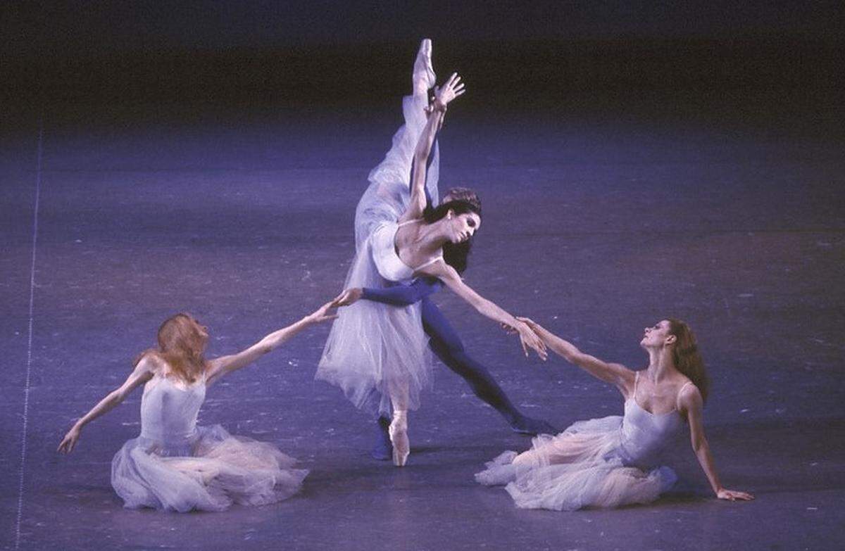 Con Maria Calegari y Karin von Aroldingen en “Serenade” de George Balanchine (1983).