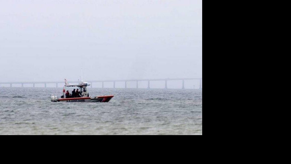 Un equipo de la Guardia Costera cerca de Navarra, Fla., el jueves, 12 de marzo 2015.