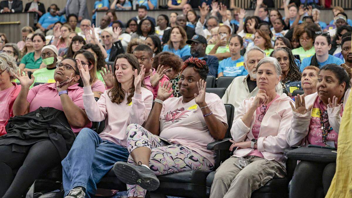 El público reacciona a los comentarios de los oradores sobre la protección del financiamiento público durante la propuesta de presupuesto para 2026 de la alcaldesa de Miami-Dade, Daniella Levine Cava, en el Centro de Gobierno Stephen P. Clark el jueves.