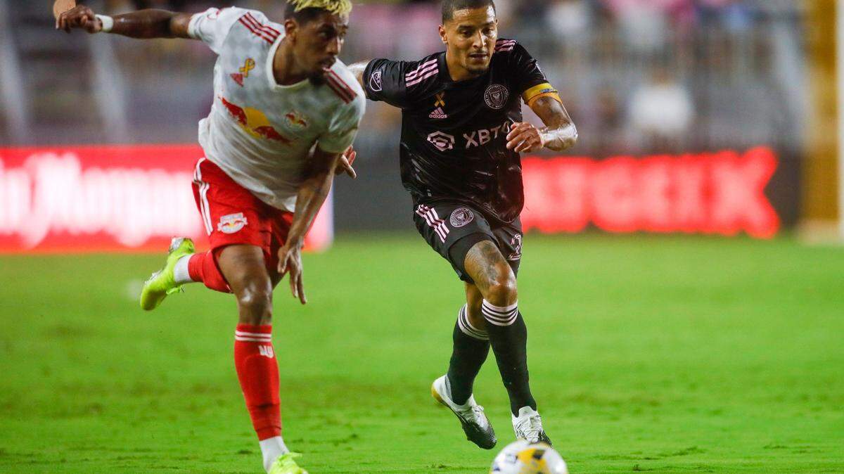 El delantero Fabio Gomes (9), autor de dos goles de los New York Red Bulls, adelanta al mediocampista del Inter Miami CF Gregore (26) este viernes 17 de septiembre de 2021 en el DRV PNK Stadium.