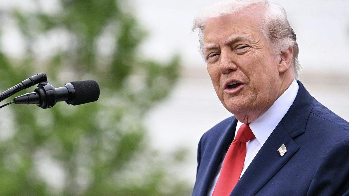 El presidente de Estados Unidos, Donald Trump, habla durante una ceremonia de bienvenida en el Jardín Sur de la Casa Blanca en Washington, DC, el 28 de abril de 2026.