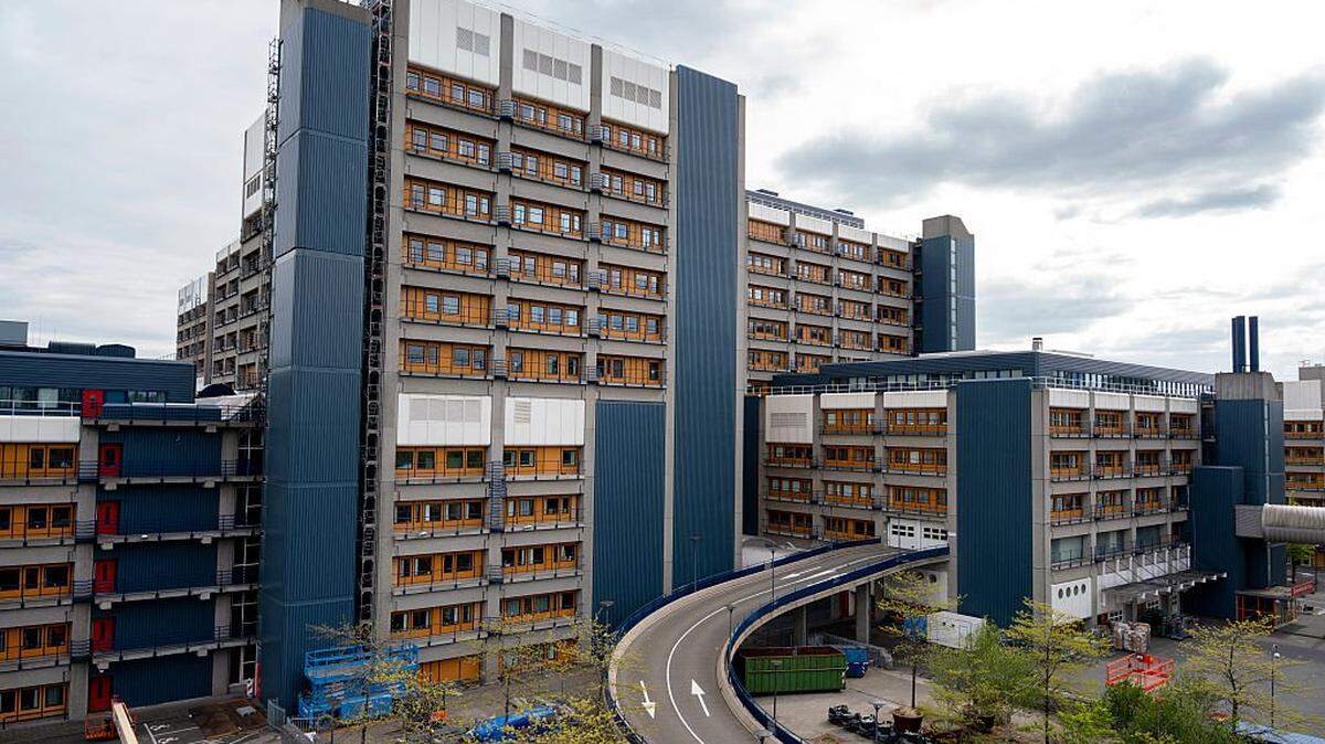 Esta fotografía muestra una vista general del Centro Médico de la Universidad de Leiden (LUMC) en Leiden, tomada el 6 de mayo de 2026, mientras los Países Bajos aguardan la posible llegada de personas evacuadas de un crucero afectado por un brote mortal de hantavirus. El crucero MV Hondius, que se encuentra frente a las costas de Cabo Verde, ha estado en el centro de una alarma sanitaria internacional desde el 2 de mayo, cuando la OMS —la agencia de salud de la ONU— fue notificada de que tres pasajeros habían fallecido por sospecha de hantavirus.