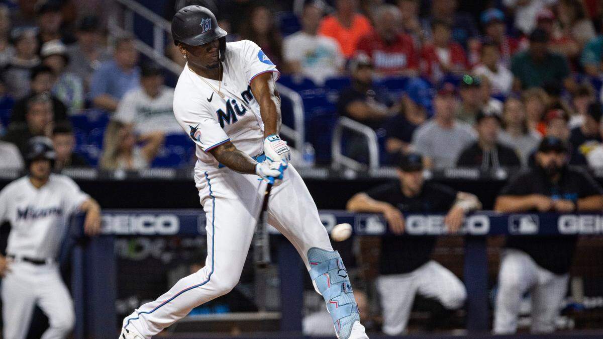 El bateador designado de los Marlins Jorge Soler batea un jonrón en el tercer inning del partido ante los Nacionales de Washington, celebrado el 27 de agosto de 2023 en Miami.