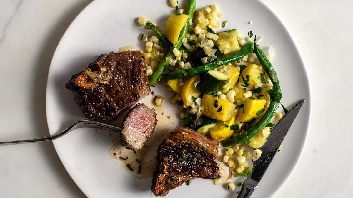 Costillas de cordero con ejotes, elote y calabacita.