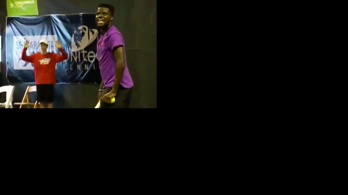 Frances Tiafoe se disponía a enviar un saque cuando esbozó una sonrisa incrédula al escuchar los gemidos de una mujer.