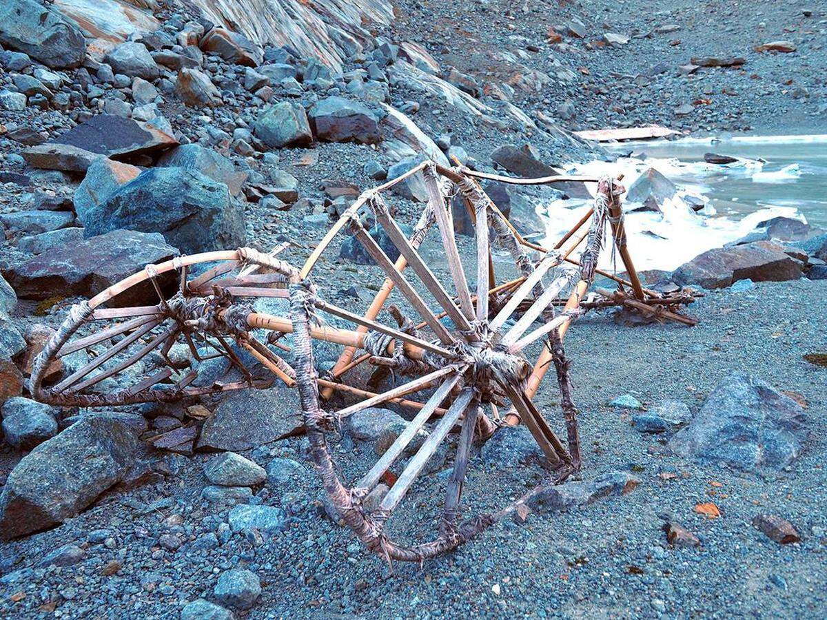 Un senderista que recorría el sureste de Suiza encontró un extraño objeto de bambú en un glaciar derretido del Paso Splügen. El hallazgo desconcertó a los expertos.