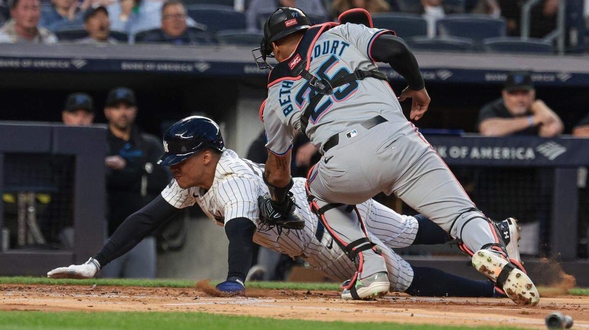 El jardinero dominicano de los Yankees Juan Soto es puesto out en una jugada con el receptor de los Marlins de Miami Christian Bethancourt, en el primer inning del partido celebrado el 9 de abril de 2024 en Nueva York.