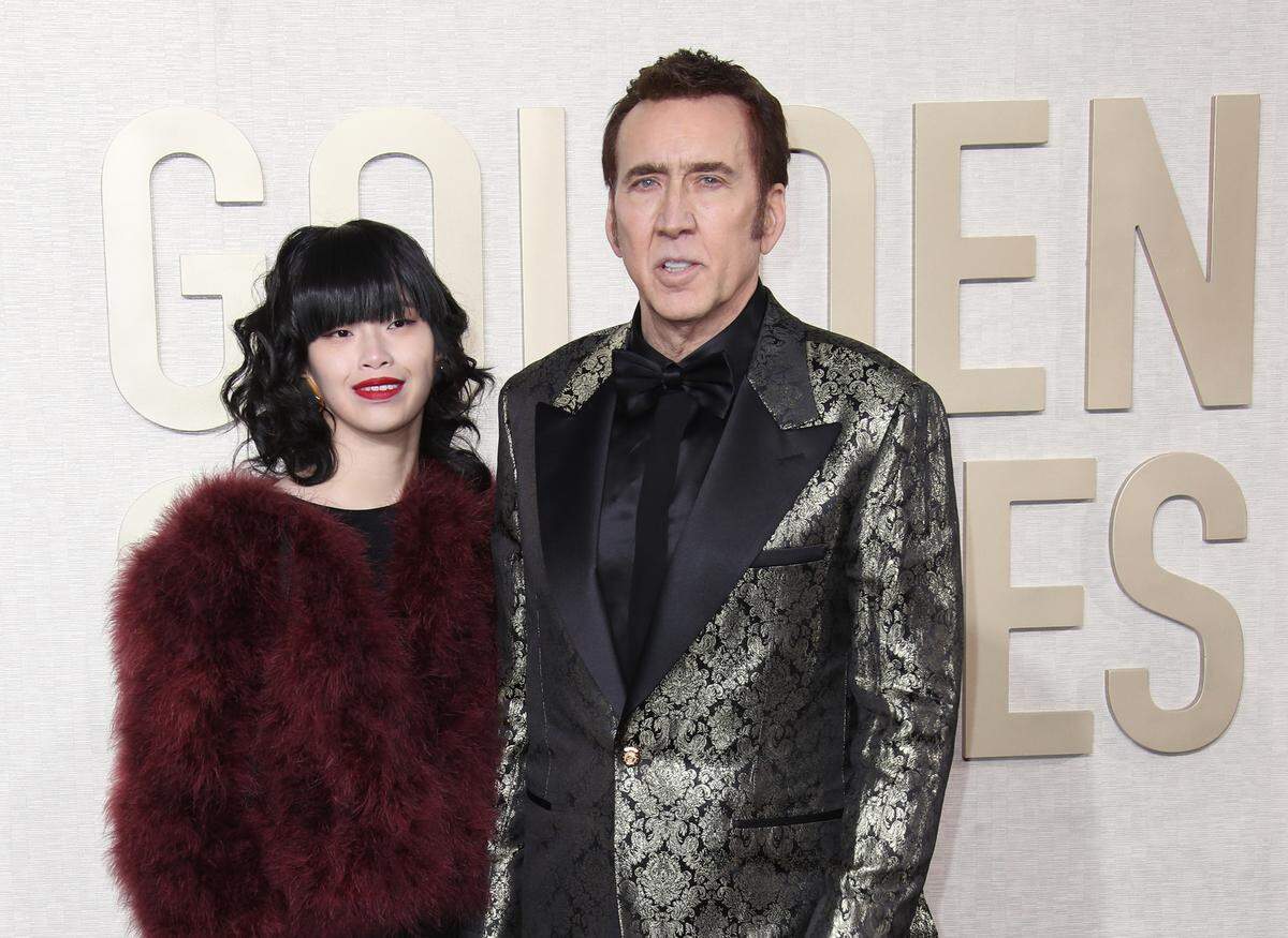 Riko Shibata y Nicolas Cage posan en la alfombra de la edición 81 de los Globos de Oro, celebrada en el hotel Beverly Hilton en Beverly Hills, Los Angeles, el 7 de enero de 2024.