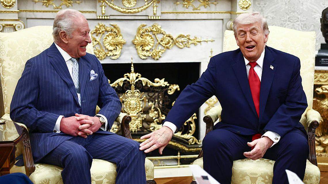 El presidente de Estados Unidos, Donald Trump, se reúne con el rey Carlos III de Gran Bretaña en el Despacho Oval de la Casa Blanca, en Washington DC, el martes 28 de abril de 2026.