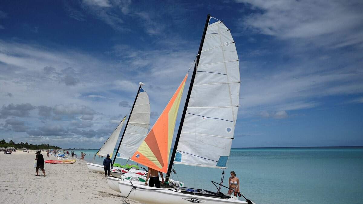 Los turistas disfrutan del día en la playa de Varadero, provincia de Matanzas, Cuba, el 8 de junio de 2024.