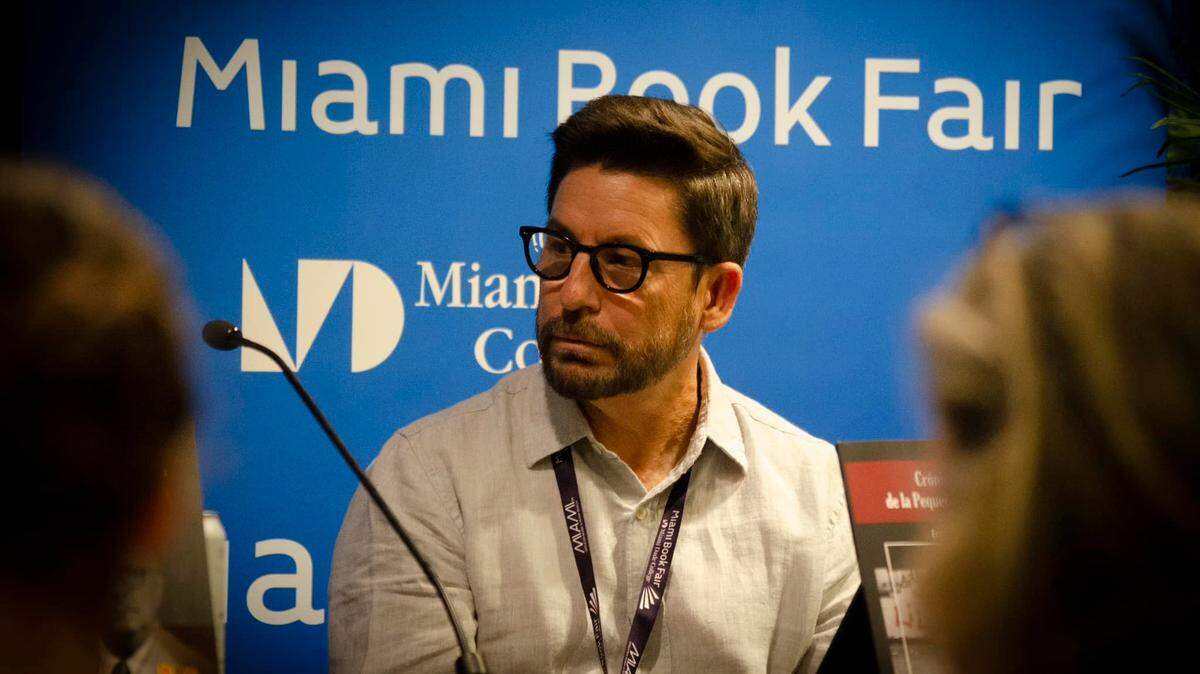 Ernesto G. presentando “Crónicas de la Pequeña Habana” en la Feria del Libro de Miami, el domingo 19 de noviembre de 2023.
