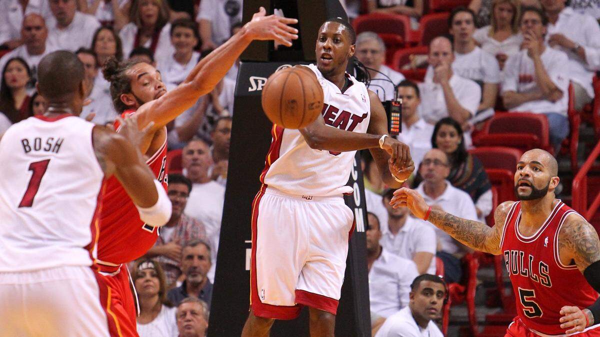 El armador del Heat Mario Chalmers pasa la pelota a Chris Bosh en un partido del Heat contra los Bulls de Chicago, celebrado el 8 de mayo de 2013 en Miami.