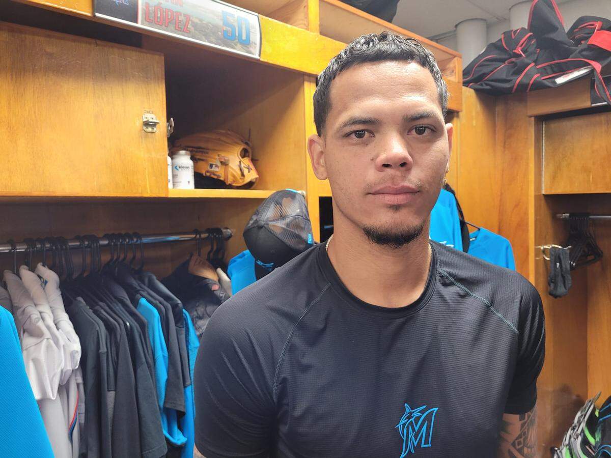 Yoan López vive su primera jornada de primavera con los Miami Marlins.