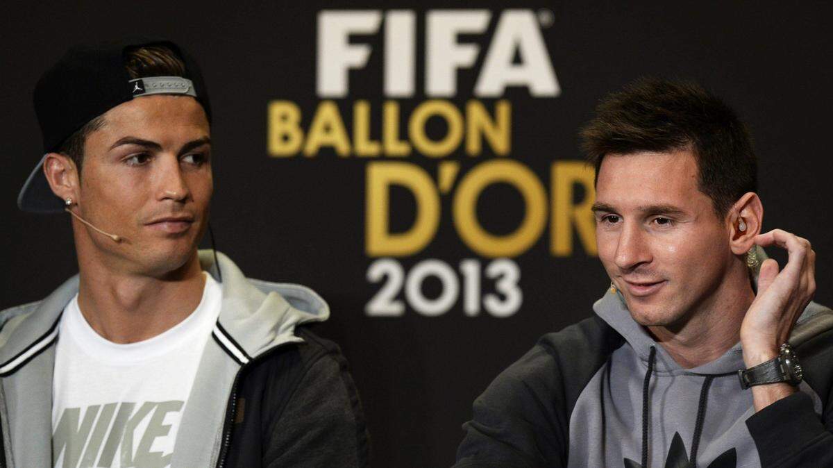 El portugués del Real Madrid, Cristiano Ronaldo (izq.), y el argentino del FC Barcelona Lionel Messi, nominados al Balón de Oro, ofrecen una rueda de prensa en Zúrich, Suiza, el 13 de enero del 2014.