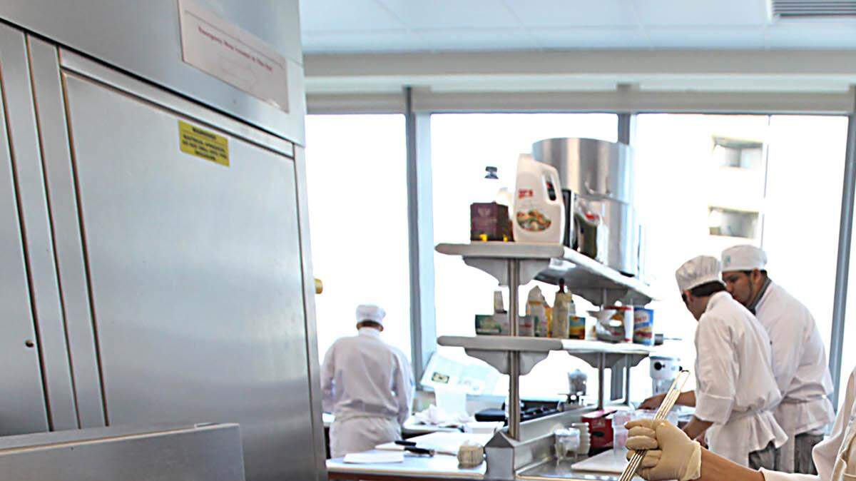 La alumna María F. Orantes en el nuevo Instituto Culinario de Miami en el Miami Dade College, en abril del 2011. Pedro Portal-El Nuevo Herald