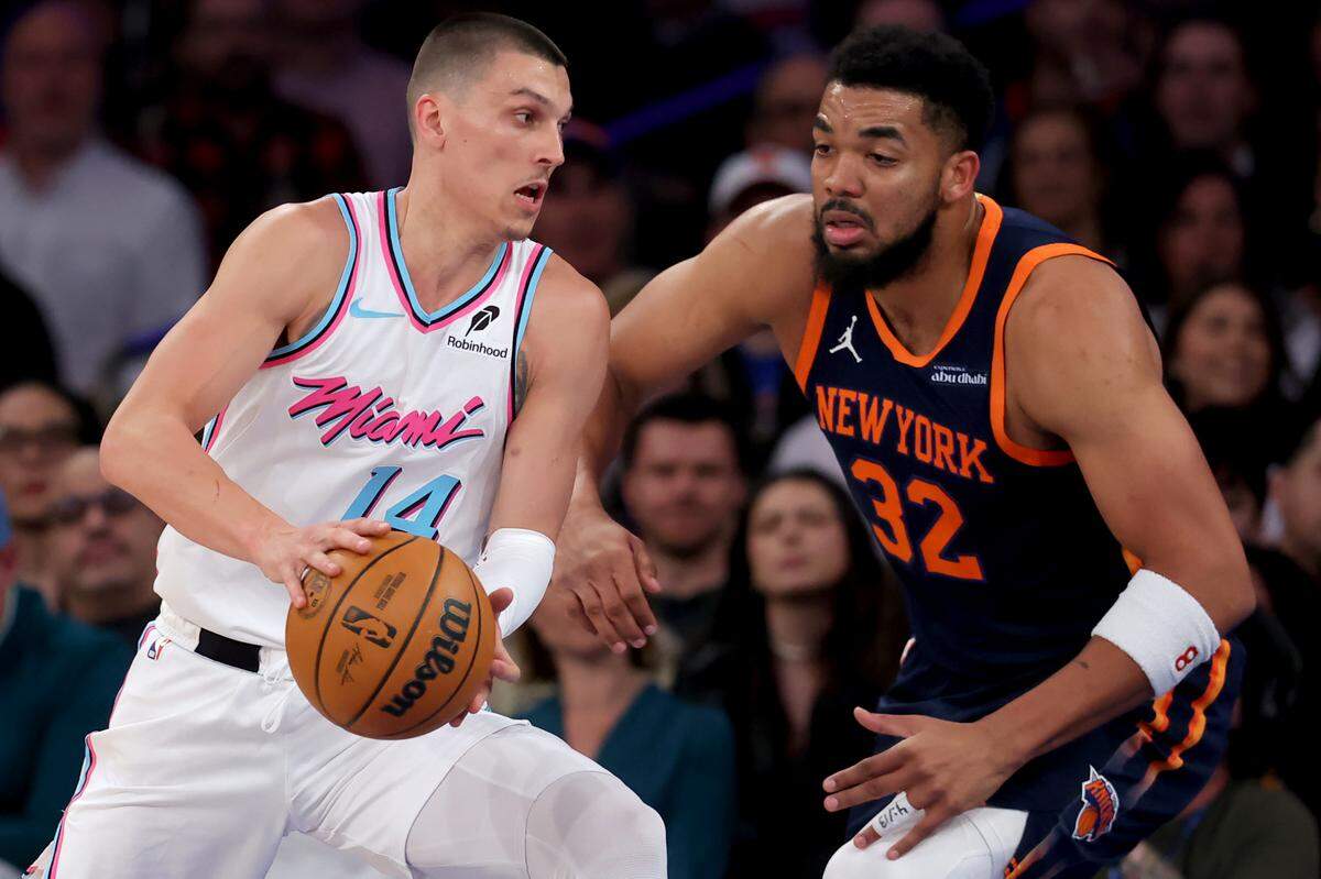 El jugador del Heat de Miami Tyler Herro (14) trata de pasar la marca de Karl-Anthony Towns, de los Knicks, en el partido celebrado el 17 de marzo de 2025 en Nueva York.