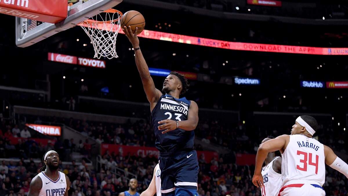 El jugador de Minnesota Jimmy Butler #23 entra al aro ante la defensa de los jugadores de los Clippers, en un partido celebrado el 5 de noviembre de 2018 en Los Angeles.