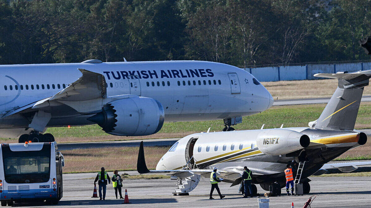 Un avión Embraer Praetor 600 permanece en la pista mientras un avión de Turkish Airlines se desplaza por la plataforma del Aeropuerto Internacional José Martí en La Habana, el lunes 9 de febrero de 2026. Cuba ha advertido a las aerolíneas que suspenderá el suministro de combustible para aviones durante un mes debido a una crisis energética provocada por el ataque estadounidense a Venezuela, según informó un funcionario de una aerolínea europea el domingo.