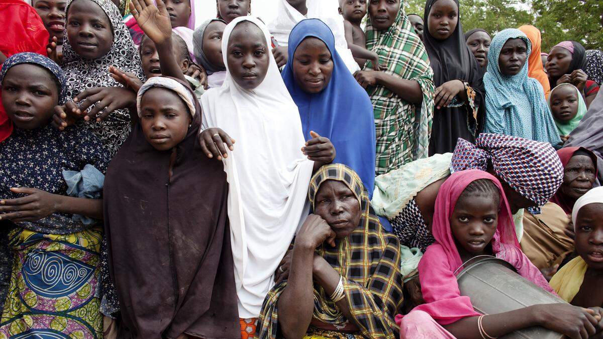 Las mujeres se reúnen en Gwoza, Nigeria, la antigua base de Boko Haram, recientemente recuperada por el ejército nigeriano. Muchas personas se escondieron en las colinas circundantes durante meses mientras Gwoza estaba ocupada por Boko Haram.