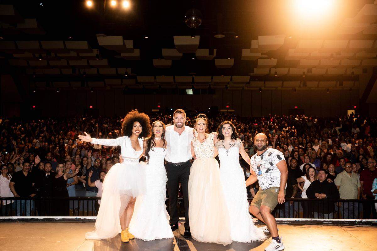 Julián Gil junto al elenco de ‘¿Y si me caso? ‘ y el director Manuel Mendoza.