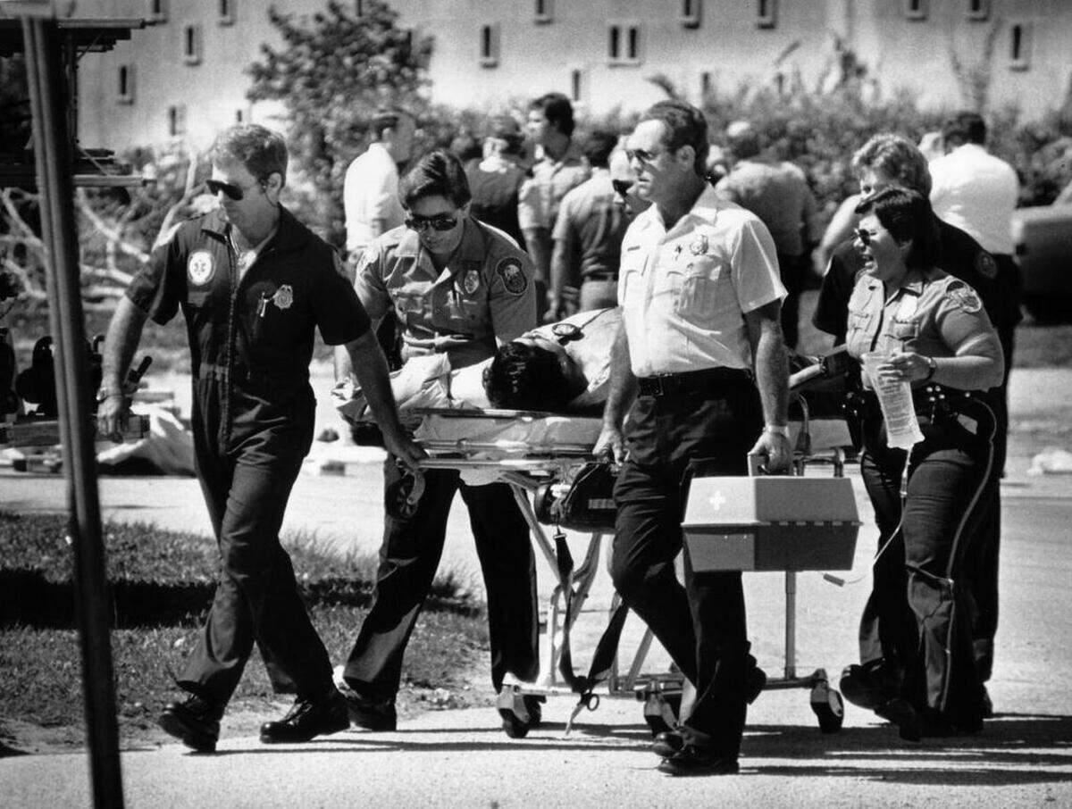 Una víctima de un tiroteo es trasladada del lugar de los hechos en la zona de Suniland, en lo que hoy es Pinecrest, el 11 de abril de 1986, tras un sangriento tiroteo en el que perdieron la vida dos agentes del FBI.