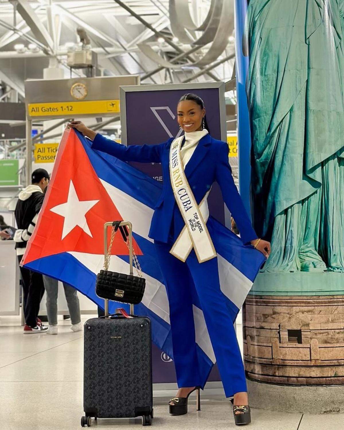 Geysel Vaillant en el aeropuerto en Nueva York antes de salir a representar a Cuba en Top Model of the World.