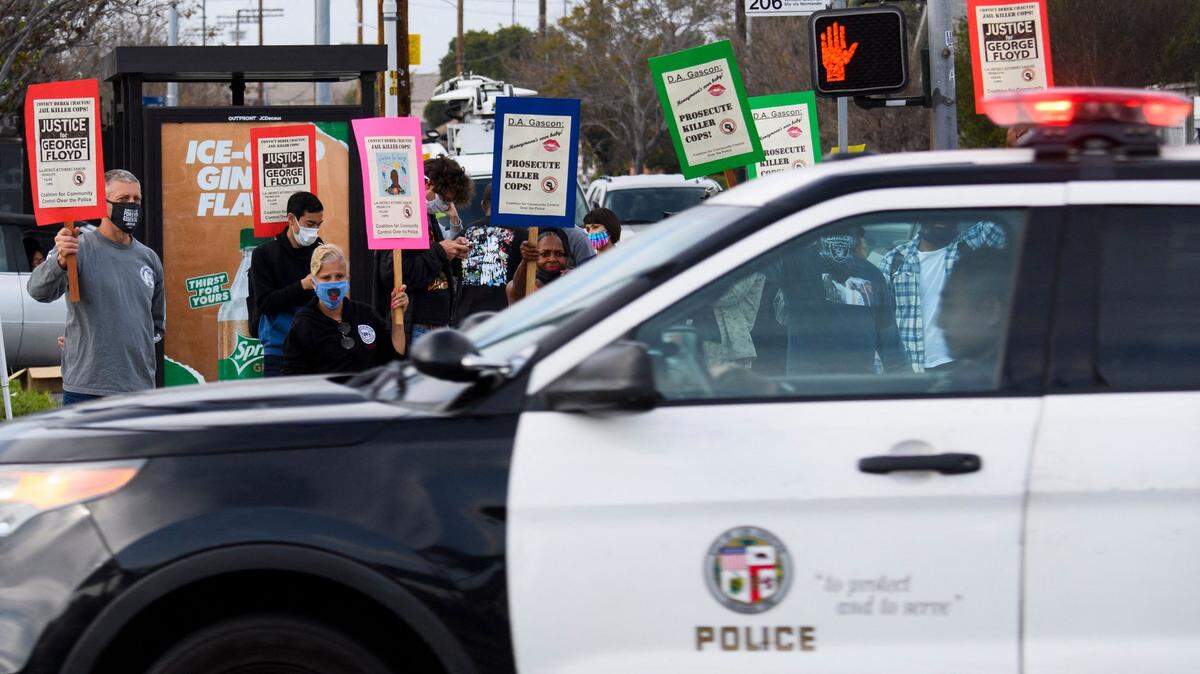 Un vehículo de LAPD patrulla una calle de Los Angeles durante una protesta por los asesinatos de personas a manos de la policía, el 12 de abril de 2021.