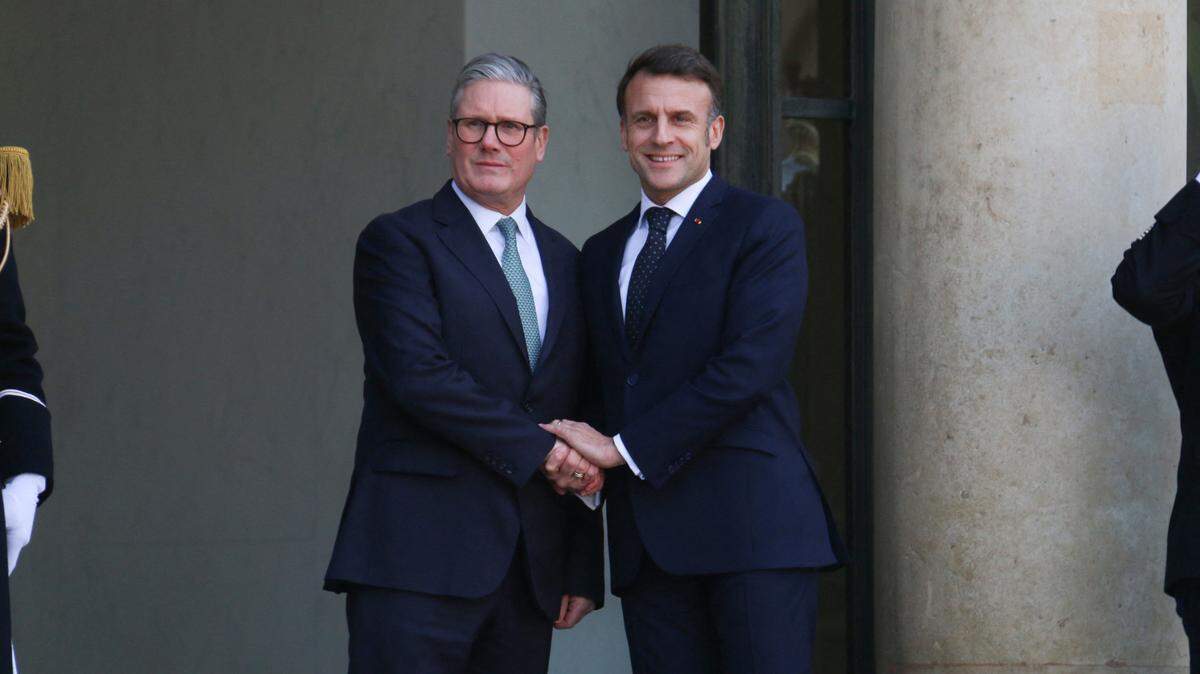 El presidente de Francia, Emmanuel Macron (der.), recibe al primer ministro del Reino Unido, Keir Starmer, en el Palacio del Elíseo en París, el lunes 17 de febrero de 2025. Macron convocó a una reunión de urgencia de líderes europeos para trazar una respuesta a la posición de Estados Unidos sobre Ucrania.