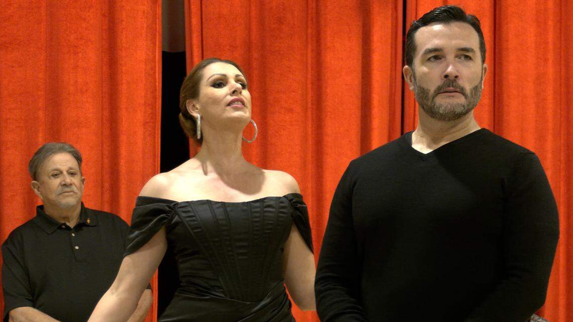 Jesse James Vargas (Tenor Puertorriqueño) es el Conde Danilo, junto a Maylú, que hace el papel de Hanna Glawari, una viuda rica (el rol titular); al fondo el actor Marcos Casanova que hará de Secretario del Embajador de Pontevedre, en un ensayo de la obra La viuda alegre, de Martí Productions.