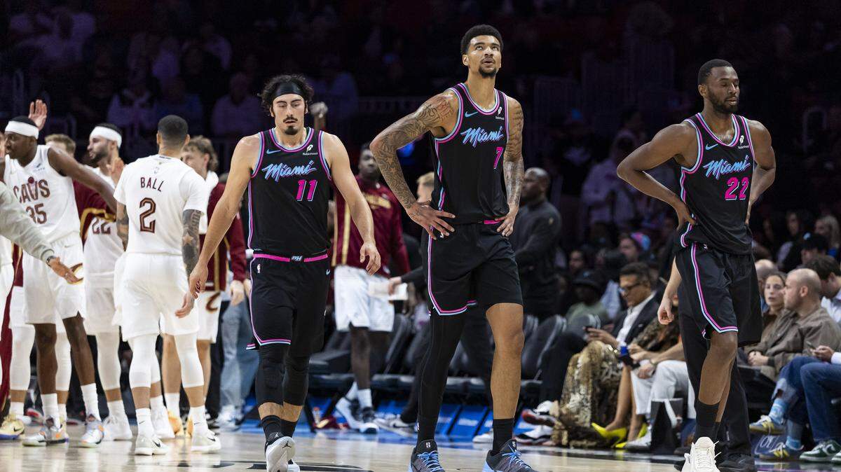 Los jugadores del Heat, Jaime Jáquez Jr. (11), Kel’el Ware (7) y Andrew Wiggins (22) durante un partido contra los Cavaliers de Cleveland, el 12 de noviembre de 2025 en Miami.

