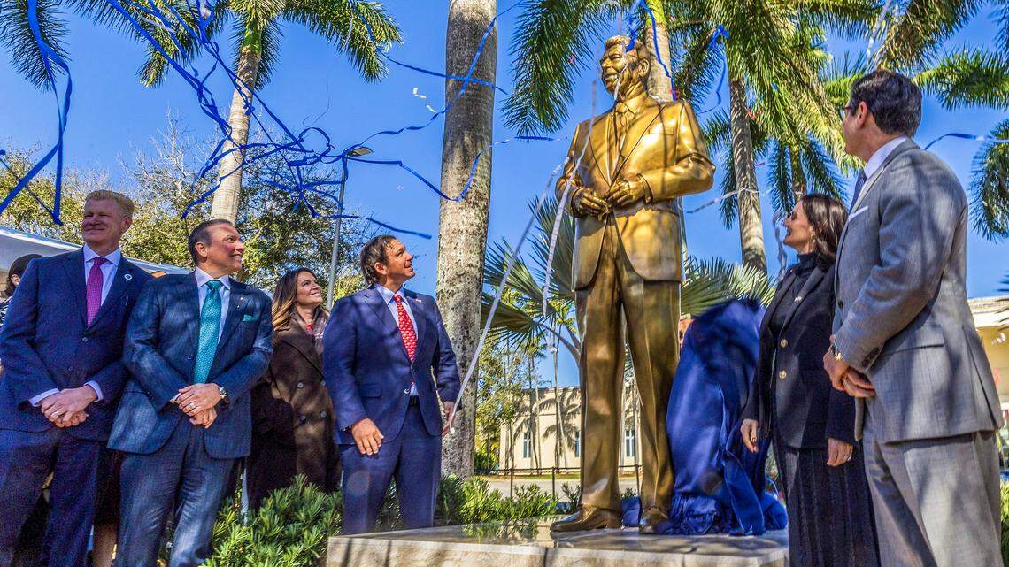 DeSantis devela estatua de Ronald Reagan en FIU, afirmando que Miami es un lugar idóneo para ella