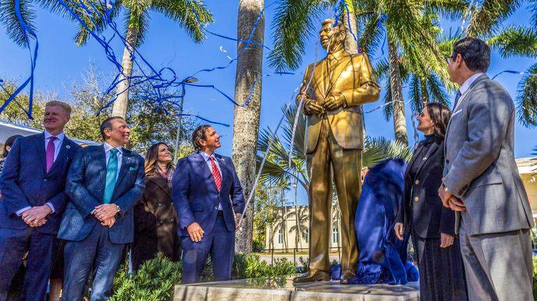 DeSantis devela estatua de Ronald Reagan en FIU, afirmando que Miami es un lugar idóneo para ella