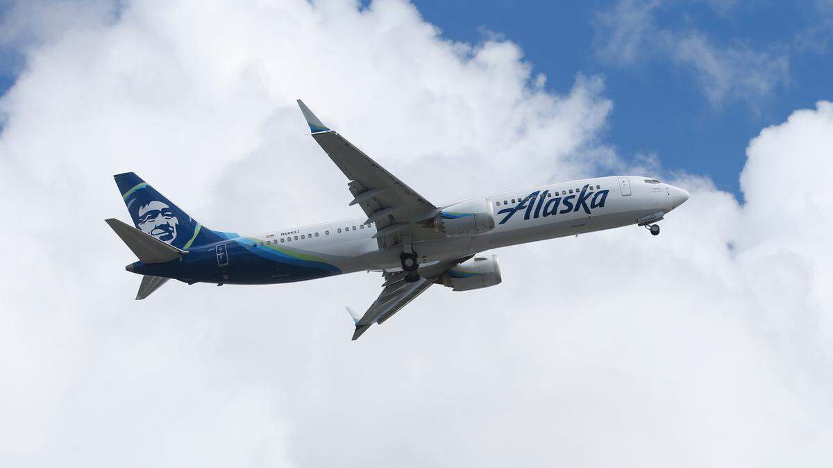  Las acciones de Boeing caían alrededor de un 9 % este lunes tras la apertura de la Bolsa de Nueva York, después de que la agencia federal de la aviación estadounidense (FAA) ordenara el sábado la inmovilización temporal de varios aviones 737 Max 9 para realizar inspecciones.