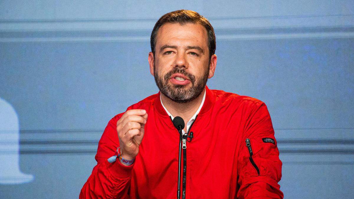  Con una apuesta conciliadora y una campaña en la que apostó por devolver la seguridad a Bogotá, Carlos Fernando Galán Pachón, hijo menor del líder político Luis Carlos Galán Sarmiento, asesinado por la mafia en 1989, fue elegido este domingo alcalde de la capital colombiana.