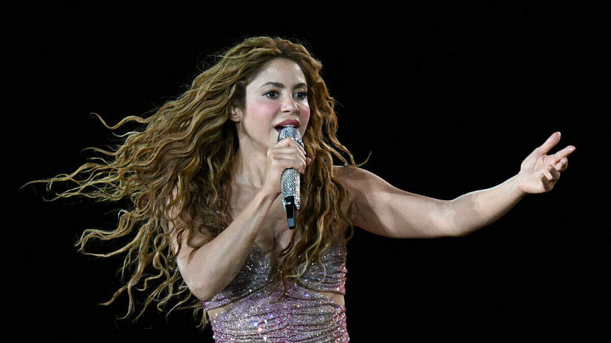 La cantante colombiana Shakira se presenta como parte de su gira “Las Mujeres Ya No Lloran World Tour”, en el Estadio Jorge “El Mágico” González en San Salvador, el 8 de febrero de 2026.