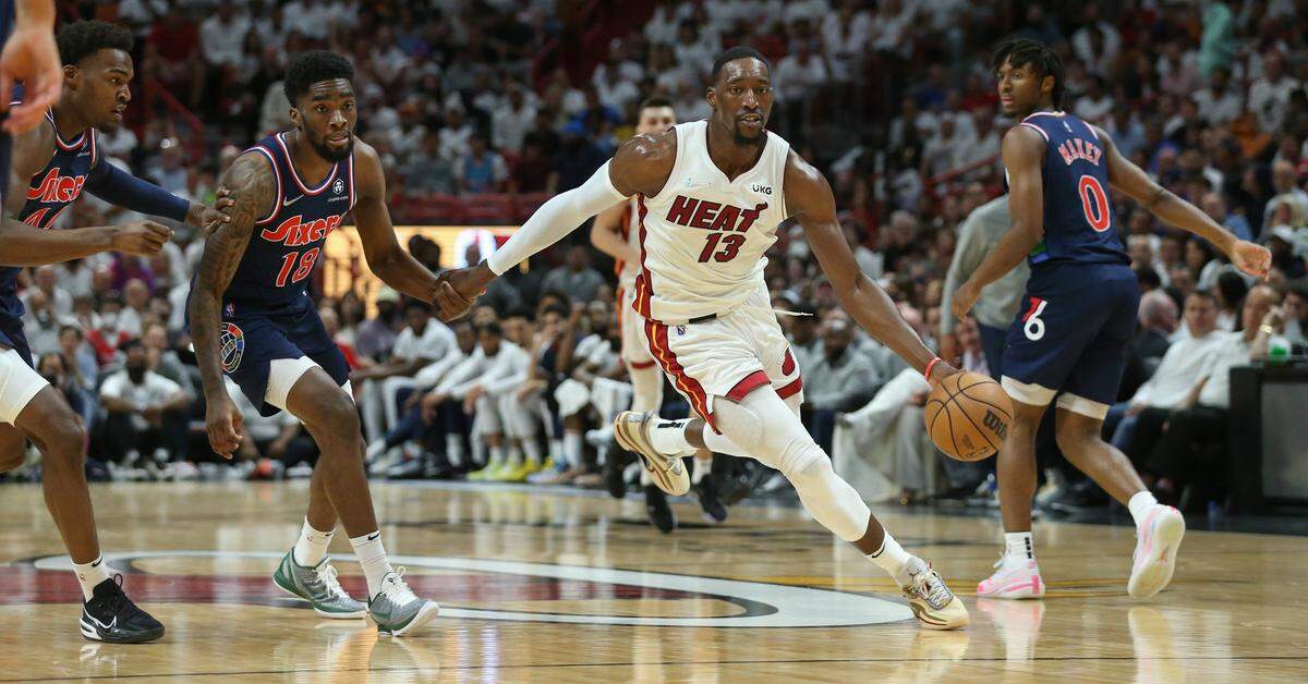 El centro del Heat Bam Adebayo entra al aro ante la defensa de los 76ers de Filadelfia, en el quinto juego de la serie de segunda ronda celebrado el 10 de mayo de 2022 en Miami.
