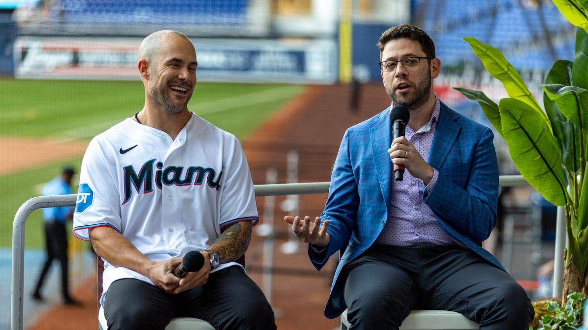 El manager de los Marlins Skip Schumaker (izq.) y el presidente de operaciones de béisbol Peter Bendix hablan durante el Festival del Fanático celebrado el 26 de enero de 2024 en Miami.