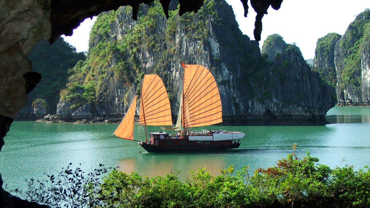 Una embarcación de las habituales que navega por la provincia vietnamita de Quang Ninh, donde se ubica la Bahía de Ha Long.