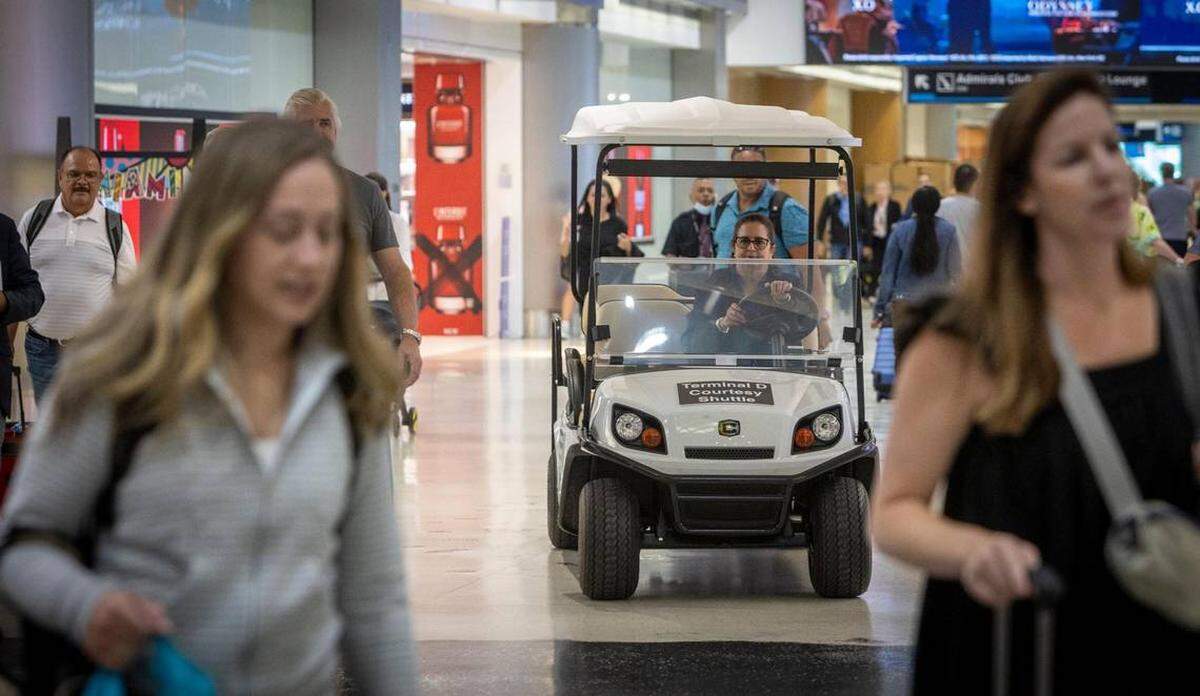 Un carrito se desplaza con pasajeros por el Pasillo D del Aeropuerto Internacional de Miami, en tanto el servicio Skytrain continúa cerrado y se barajan los próximos pasos a seguir.