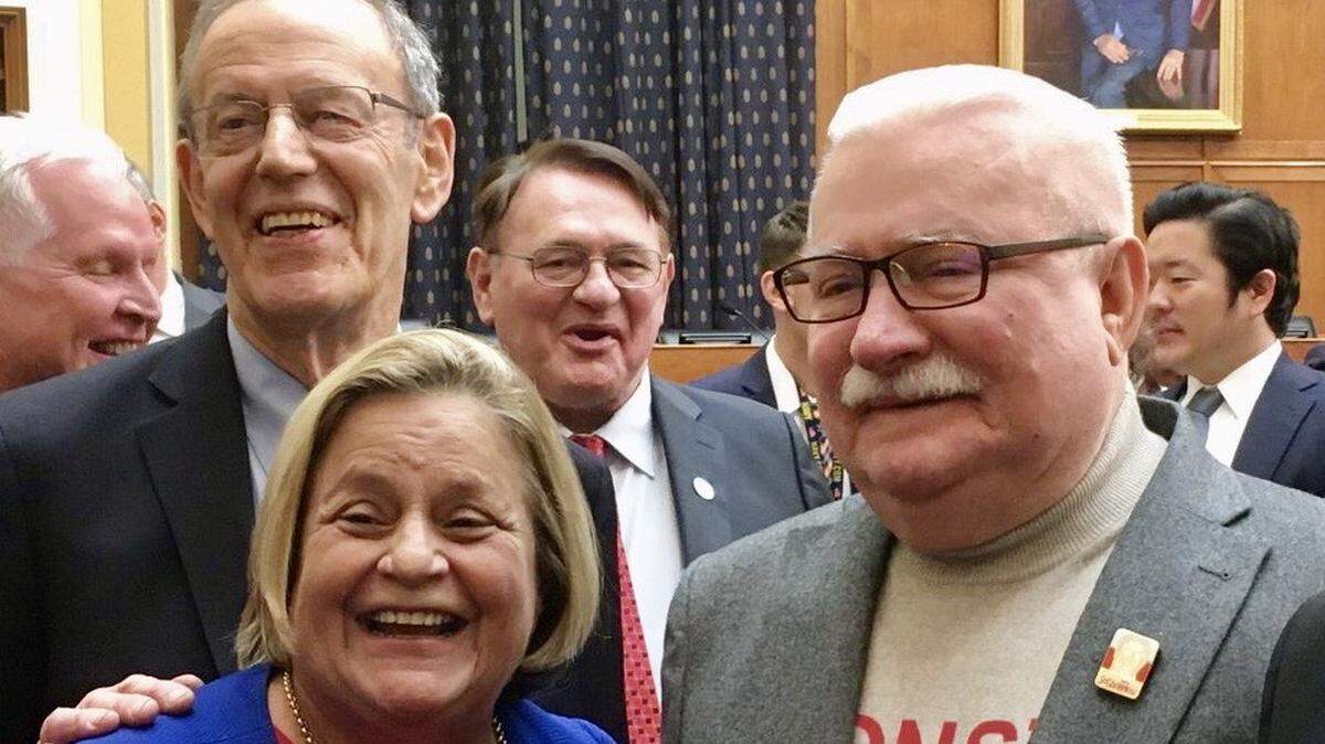 La ex congresista de la Florida, Ileana Ros-Lehtinen, junto a Lech Walesa (der.), ex presidente de Polonia, y Carl Gershman, presidente del Fundación Nacional para la Democracia (NED), a mediados de noviembre.