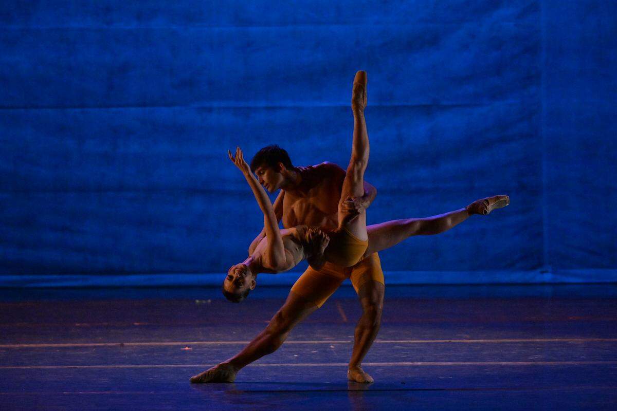 Emily Bromberg y Ariel Morilla (Dimensions Dance Theatre of Miami) en “If”, de Yanis Eric Pikieris.