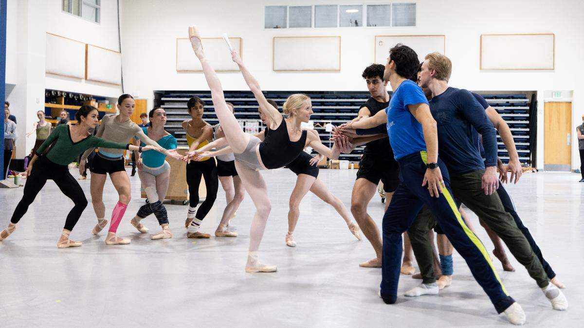 Dawn Atkins (al centro) en un ensayo de “Carmen”, coreografía de Annabelle López Ochoa que tendrá su estreno mundial el viernes 25 de abril en el Arsht Center de Miami.