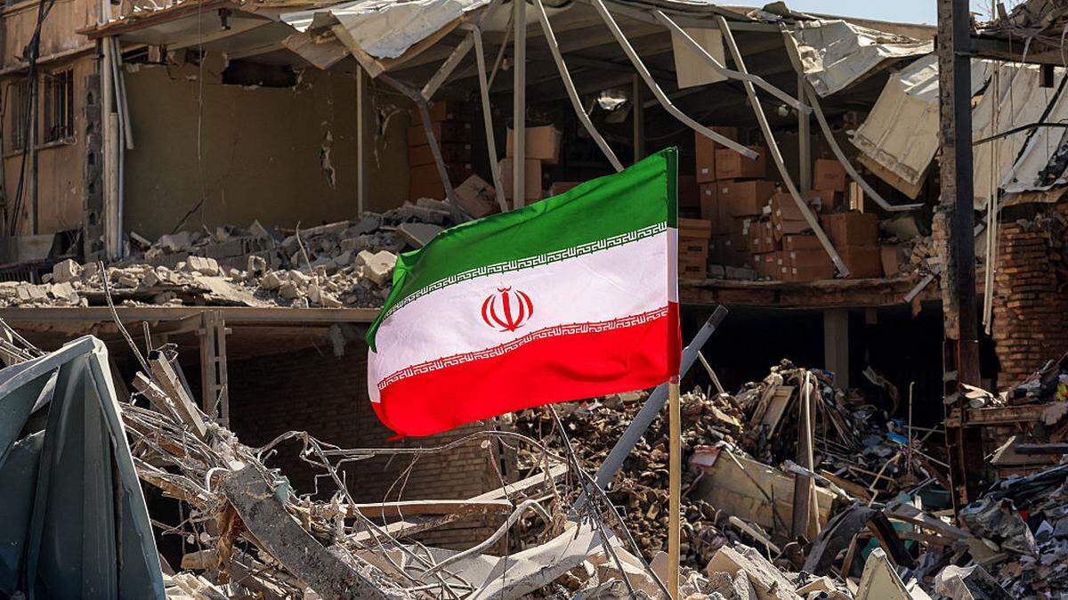 Una bandera iraní fue colocada entre escombros y restos junto a un edificio residencial destruido cerca de la plaza Ferdowsi en Teherán, Irán, el martes 3 de marzo de 2026.